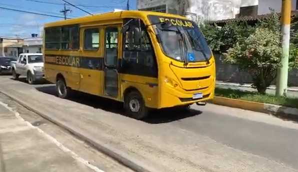 Camacã: Prefeitura apresenta novo ônibus escolar